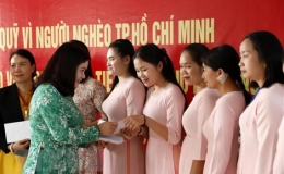 Trao tiền hỗ trợ giáo viên Trường Song ngữ Lào-Việt Nam Nguyễn Du