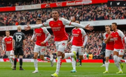 Arsenal thắng lớn ở Ngoại hạng Anh