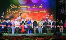 Chủ tịch Quốc hội Vương Đình Huệ dự “Tết vì người nghèo - Xuân Giáp Thìn 2024” tại Nghệ An