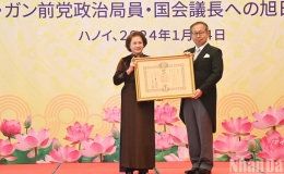 Nguyên Chủ tịch Quốc hội Nguyễn Thị Kim Ngân đón nhận Huân chương Mặt trời mọc hạng nhất Đại Thập tự