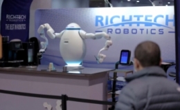 Robot pha cà phê tương tác với khách hàng