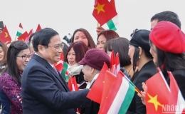 Thủ tướng Phạm Minh Chính và Phu nhân tới Budapest bắt đầu thăm chính thức Hungary