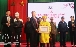 2.668 đảng viên được trao tặng, truy tặng Huy hiệu Đảng đợt 3/2