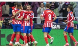 Alvarez giúp Atletico đứng đầu lượt đi La Liga