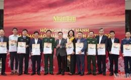 Báo Nhân Dân trao hơn 40 nghìn số báo Xuân Ất Tỵ 2025 tặng cán bộ, chiến sĩ biên giới, hải đảo