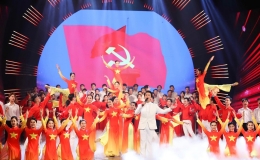 Chương trình nghệ thuật mừng Đảng, mừng Xuân, mừng đất nước đổi mới diễn ra tại Quảng trường Cách mạng Tháng Tám