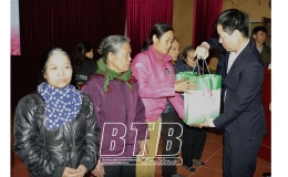 Công đoàn Ngân hàng CSXH tỉnh: Trao 50 suất quà tết cho hộ cận nghèo, hộ có hoàn cảnh đặc biệt khó khăn