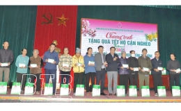 Công đoàn Ngân hàng CSXH tỉnh: Trao quà tết cho hộ cận nghèo xã Liên An Đô