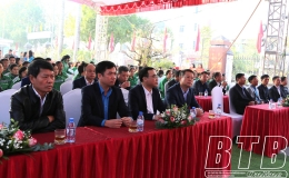 Đồng chí Nguyễn Mạnh Hùng, Phó Bí thư Tỉnh ủy, Chủ tịch UBND tỉnh: Trao quà tết cho đoàn viên, người lao động