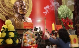 Phó Chủ tịch nước Võ Thị Ánh Xuân dâng hương tưởng nhớ Chủ tịch Tôn Đức Thắng