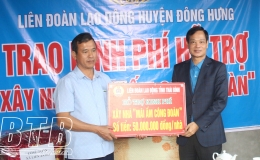 Trao kinh phí hỗ trợ xây nhà “Mái ấm công đoàn” cho đoàn viên có hoàn cảnh khó khăn ở Đông Hưng