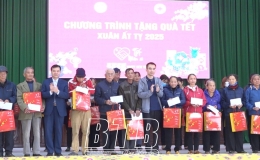 Trao quà tết cho hộ cận nghèo tại huyện Tiền Hải