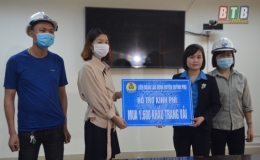 Liên đoàn Lao động huyện Quỳnh Phụ trao kinh phí hỗ trợ mua khẩu trang phòng, chống dịch Covid-19 cho doanh nghiệp