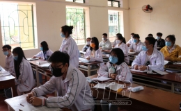 Học sinh đeo khẩu trang, ngồi giãn cách trong ngày đầu đi học trở lại