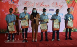 Liên đoàn Lao động Thành phố trao 530 suất quà tết cho công nhân lao động