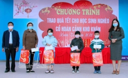 Trường Tiểu học Trần Lãm trao quà tết cho học sinh có hoàn cảnh khó khăn