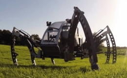 Robot 6 chân có người lái lớn nhất thế giới