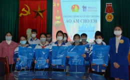 Tặng quà cho học sinh có hoàn cảnh khó khăn tại Trường THCS Trần Lãm