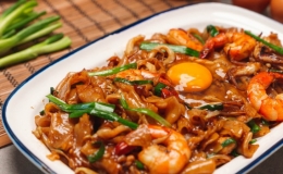 Cách làm phở xào "Mặt Trăng" của Singapore