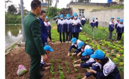 Hoạt động trải nghiệm "Chúng em làm chiến sĩ biên phòng"