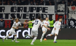 Napoli đặt một chân vào tứ kết Champions League
