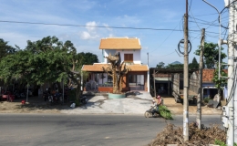 Ngôi nhà mái ngói đỏ, xây gạch thẻ để mộc tạo không gian thiên nhiên gần gũi
