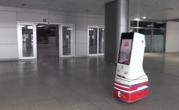 Robot hướng dẫn hành khách tại ga xe lửa