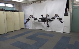 Robot nhện bay bằng 4 chân ở Nhật Bản