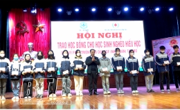 Quỳnh Phụ: Trao 154 suất học bổng cho học sinh nghèo vượt khó