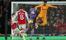 Arsenal hạ Liverpool để thắp lại hy vọng vô địch