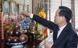 Chủ tịch nước dâng hương tưởng nhớ các đồng chí Lãnh đạo Đảng, Nhà nước đã từ trần và chúc Tết các đồng chí nguyên Lãnh đạo Đảng, Nhà nước