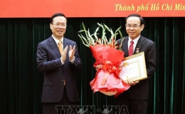 Chủ tịch nước trao Huy hiệu 45 năm tuổi Đảng cho Bí thư Thành ủy Thành phố Hồ Chí Minh