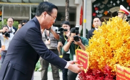 Chủ tịch nước Võ Văn Thưởng cùng kiều bào dâng hương, thả cá tại Bến Nhà Rồng