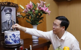 Chủ tịch nước Võ Văn Thưởng dâng hương tưởng nhớ các đồng chí lãnh đạo Đảng, Nhà nước đã từ trần và chúc Tết các đồng chí nguyên lãnh đạo Đảng, Nhà nước