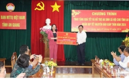 Đoàn công tác Phó Chủ tịch nước tặng quà Tết tại An Giang