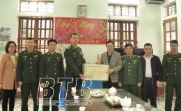 Đoàn đại biểu Quốc hội tỉnh: Trao quà tết tại Trạm Kiểm soát biên phòng sông Hóa