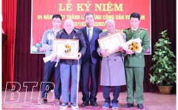 Đồng chí Bí thư Tỉnh ủy trao Huy hiệu Đảng cho đảng viên Đảng bộ xã Minh Lãng