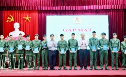 Liên đoàn Lao động huyện Vũ Thư: Gặp mặt, tặng quà đoàn viên, công nhân lao động lên đường nhập ngũ năm 2024