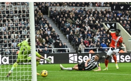 Newcastle hòa đội tân binh trong trận cầu có tám bàn