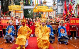 Người dân chen nhau lấy tiền lộc của 'vua, chúa sống' tại lễ hội đền Sái