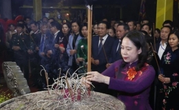 Phó Chủ tịch nước Võ Thị Ánh Xuân dâng hương tại đền thờ Hai Bà Trưng