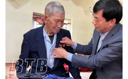 Tiền Hải: Trao Huy hiệu 75 năm tuổi Đảng cho đảng viên Nguyễn Cao Tung