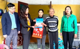 Trao 24 suất quà tết tặng người nghèo, người có hoàn cảnh khó khăn