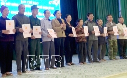 Vũ Thư: Trao 24 giấy chứng nhận quyền sử dụng đất lần đầu tại xã Tân Phong