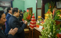 Chủ tịch Quốc hội Trần Thanh Mẫn thắp hương tưởng nhớ Chủ tịch Hồ Chí Minh tại Nhà 67