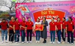 Gần 350 vận động viên nữ tham gia hội thi kéo co tại lễ hội đền Trần