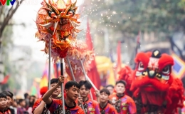 Hàng vạn người dân rước ‘ông pháo’ nặng một tấn ở làng Đồng Kỵ