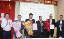Hưng Hà: Trao giấy chứng nhận đăng ký đầu tư cho 2 nhà đầu tư tại cụm công nghiệp Hưng Nhân