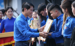 Lần đầu tiên tổ chức Hội nghị toàn quốc biểu dương đảng viên tiêu biểu là công nhân