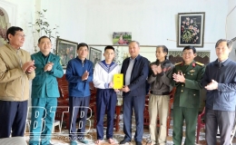 Lãnh đạo huyện Vũ Thư: Thăm, tặng quà, động viên thanh niên trước khi lên đường nhập ngũ